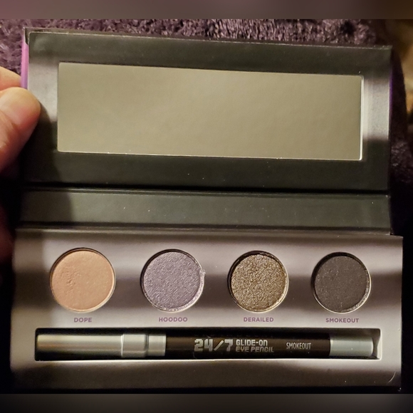 URBAN DECAY Urban Vices Shadow Palette with 24/7 Glide-On Eyeliner in Smokeout - Picture 3 of 5